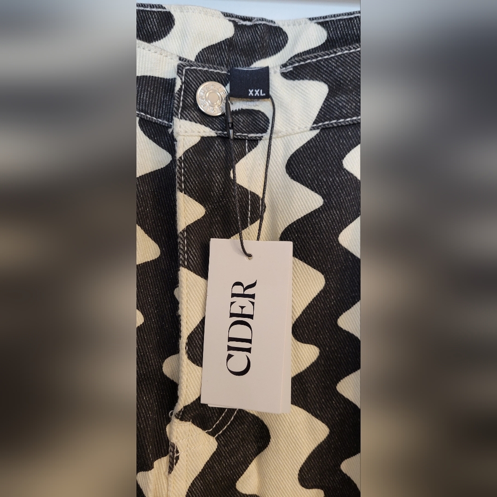 Cider NWT Wavy print black & white jeans